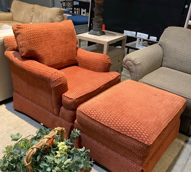 Romann Custom Upholstery Upholstered Patterned Roll Arm w/ Ottoman CHAIR 33w35d30h