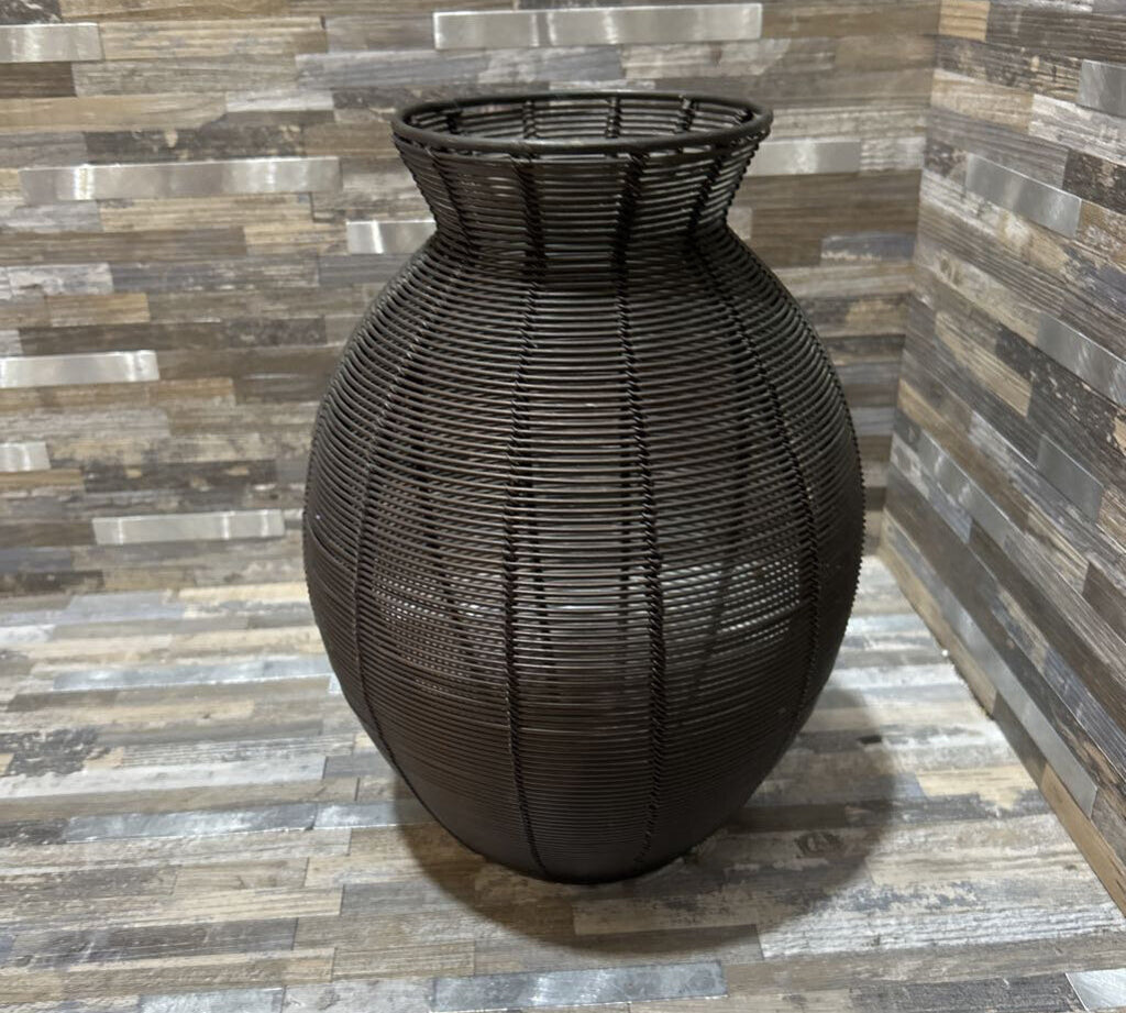 Crate & Barrel Kent Wire Vase ACCESSORIES 7d10.5h