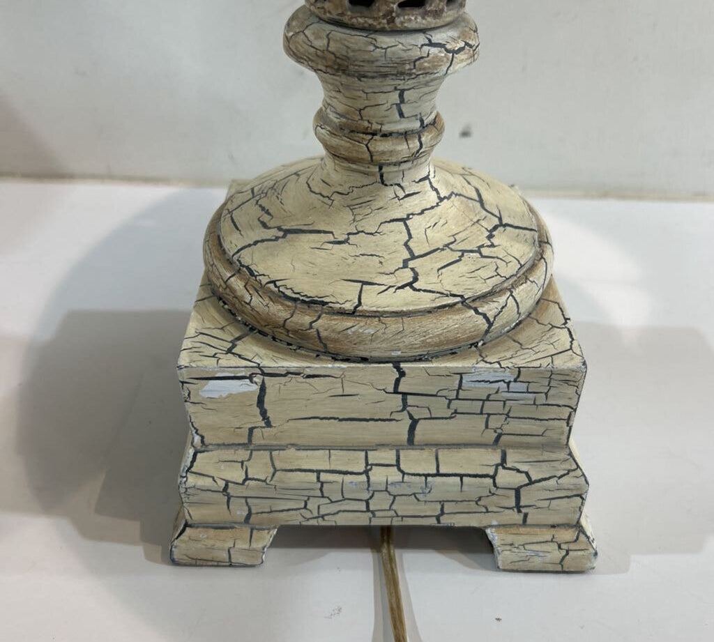 Distressed Urn Lamp w/ Traditional Shade TABLE LAMP 16d32