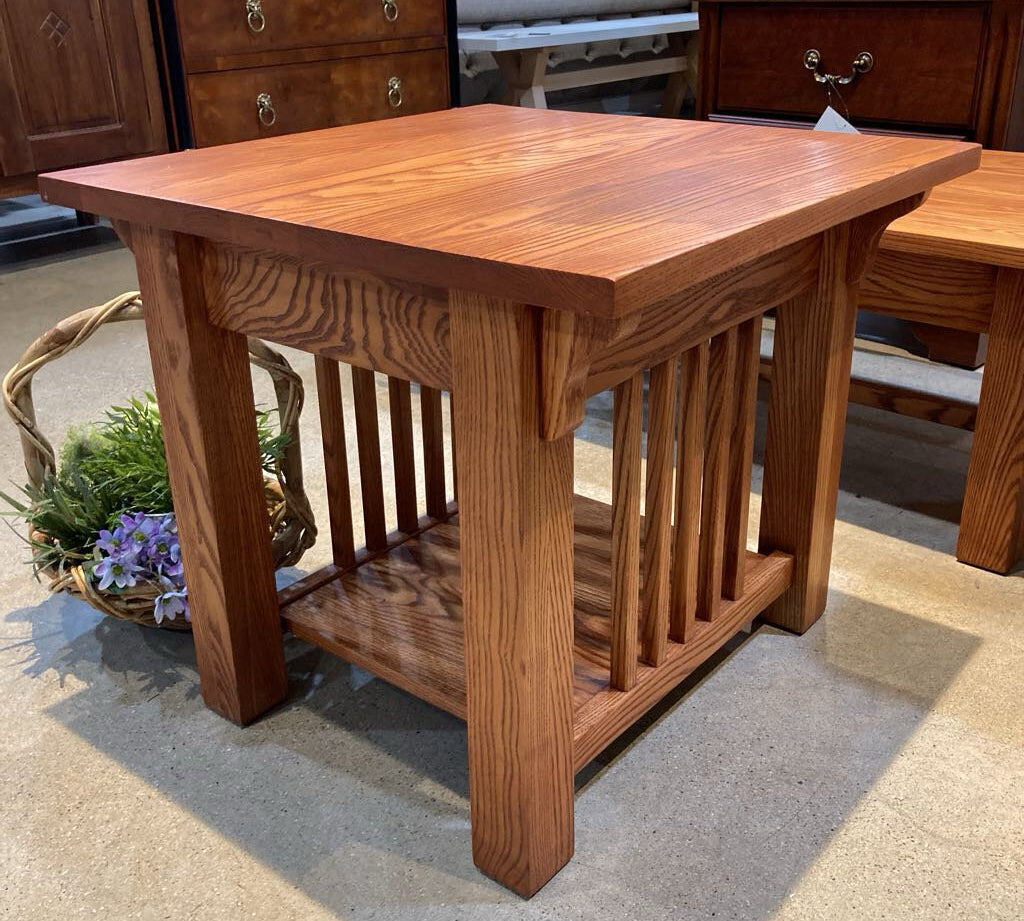 Classic Mission-Style Oak END/SIDE TABLE 24w24d21h