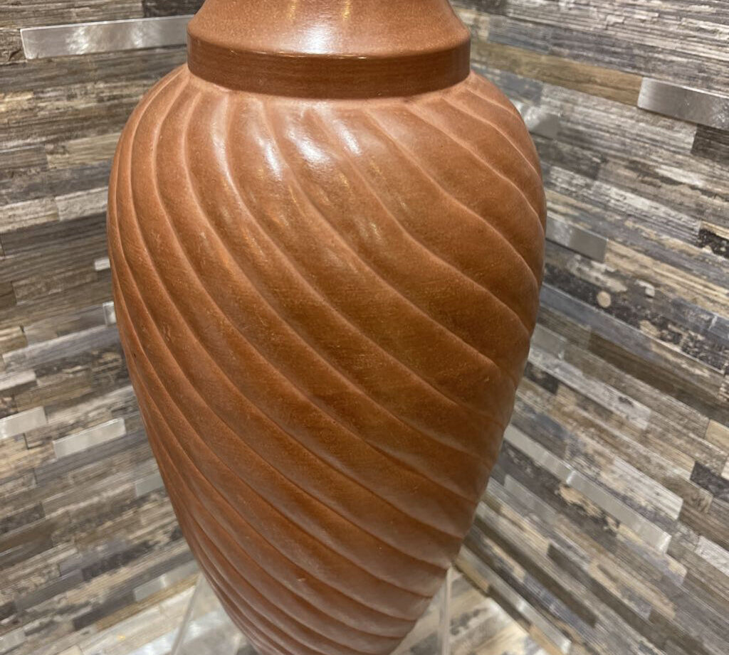 Metal Swirl Texture Vase ACCESSORIES 7Wx18H