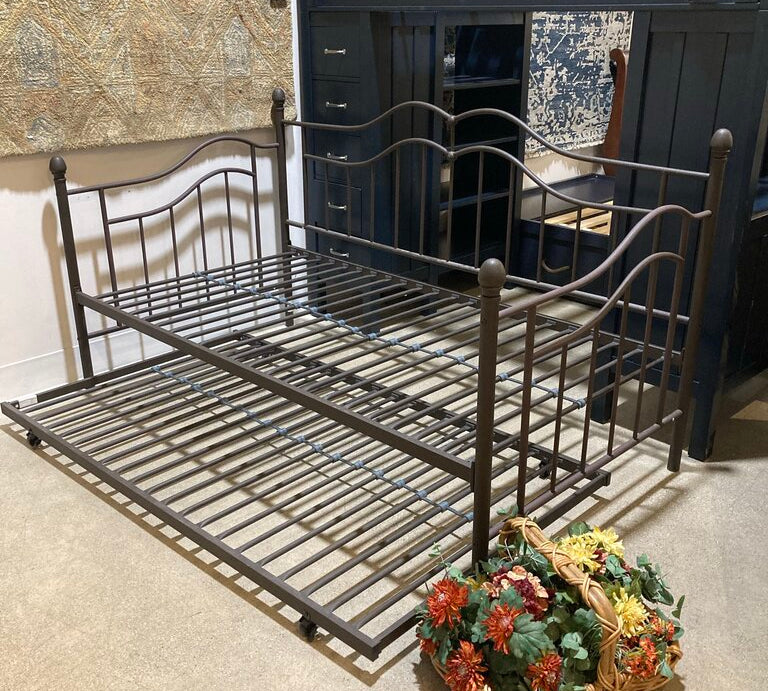 Metal Twin Daybed w/ Trundle BEDS 41w77d42h