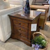 Hooker Furniture Solid Wood 2-Drawer END/SIDE TABLE 22w26d24.5h