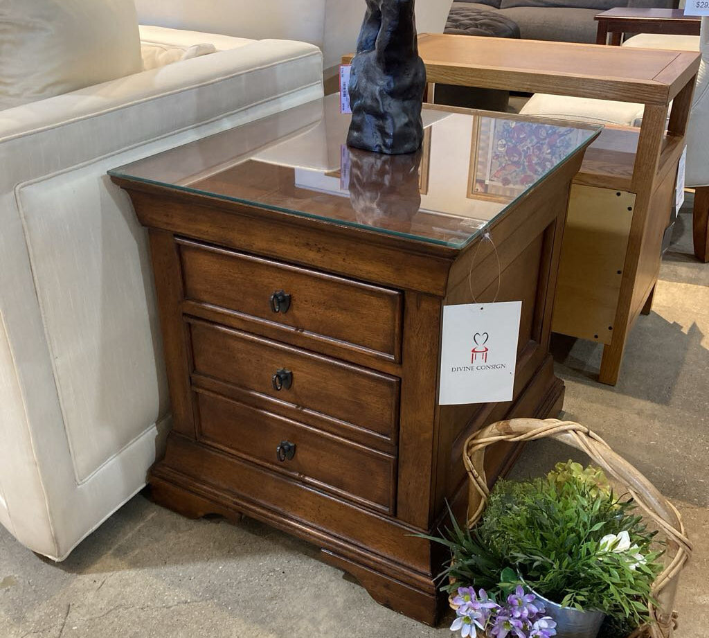 Hooker Furniture Solid Wood 2-Drawer END/SIDE TABLE 22w26d24.5h