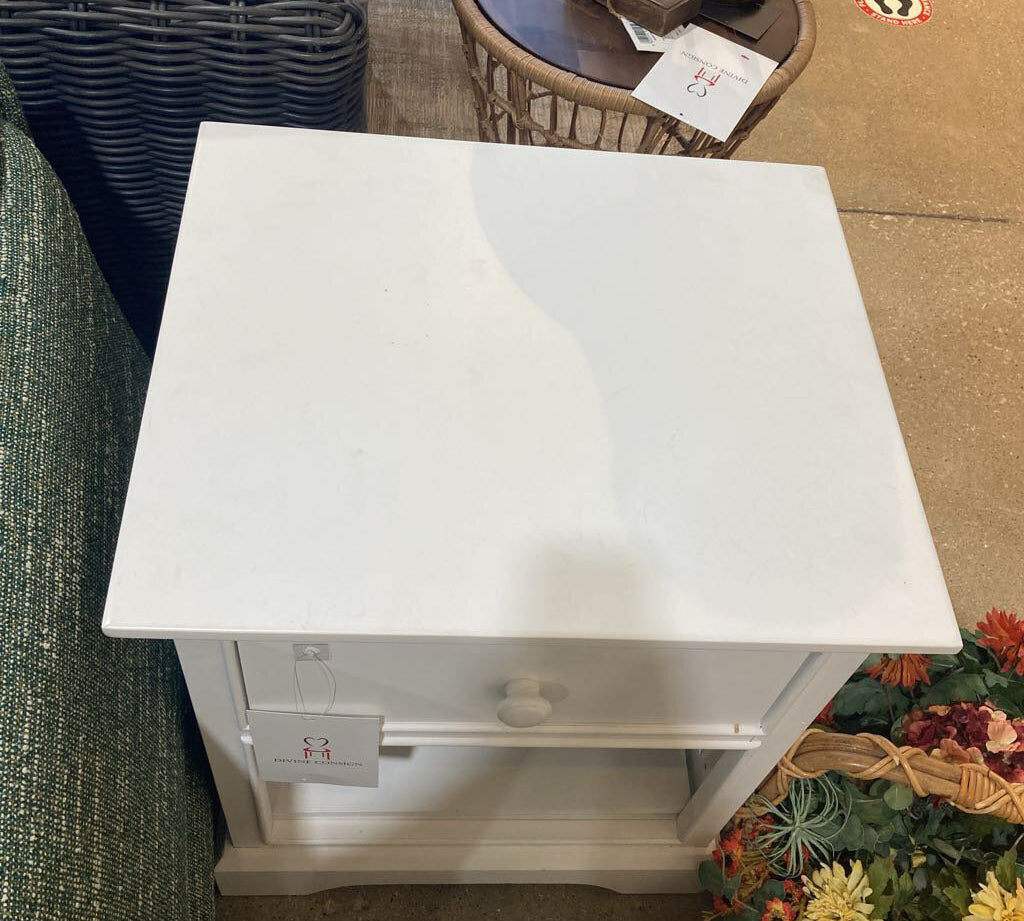 Dock 48 Waterford 1-Drawer NIGHTSTAND White 22w19d26h