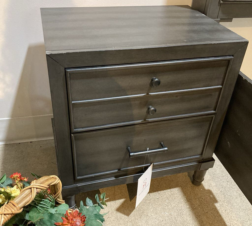 Wittenberry Dark Wood 2-Drawer NIGHTSTAND 24w17d26h