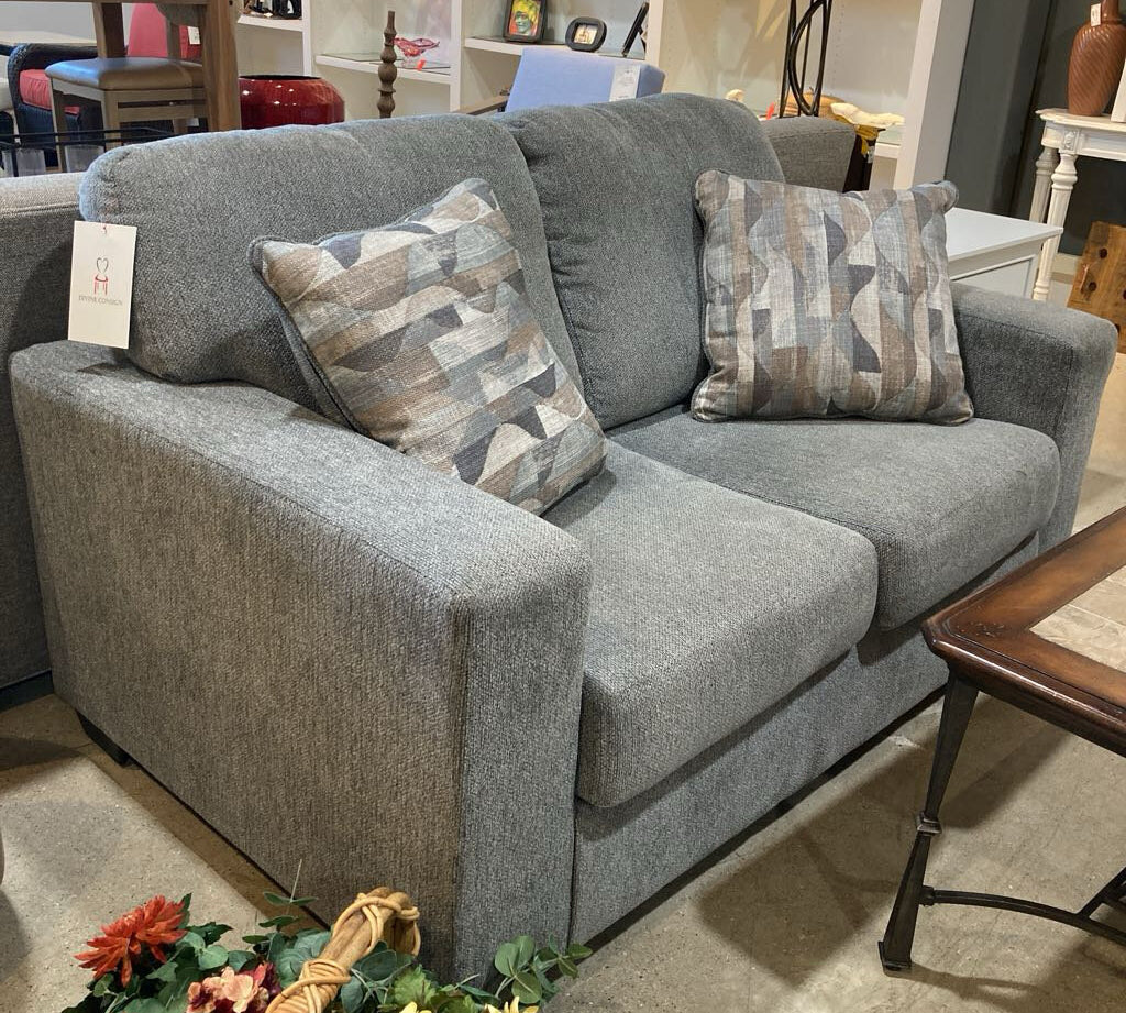 Chenille w/ Fixed Back Cushions & Accent Pillows LOVE SEAT 62Wx38Dx37H