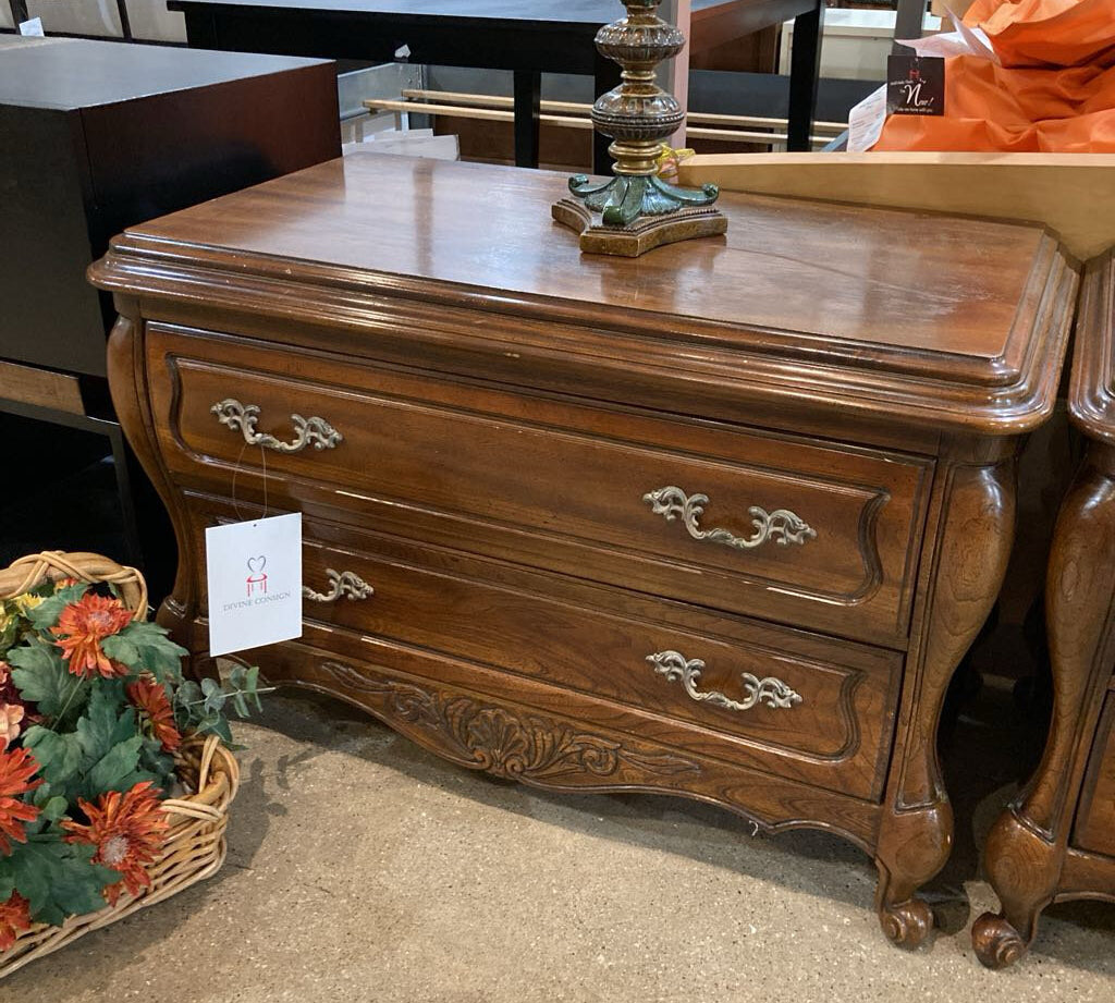 Hickory French Provincial Louis XV Carved Walnut 2-Drawer DRESSERS/CHESTS 38w20d24h