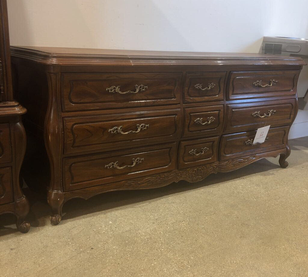 Hickory French Provincial Louis XV Carved Walnut 9-Drawer DRESSERS/CHESTS 77w20d32h
