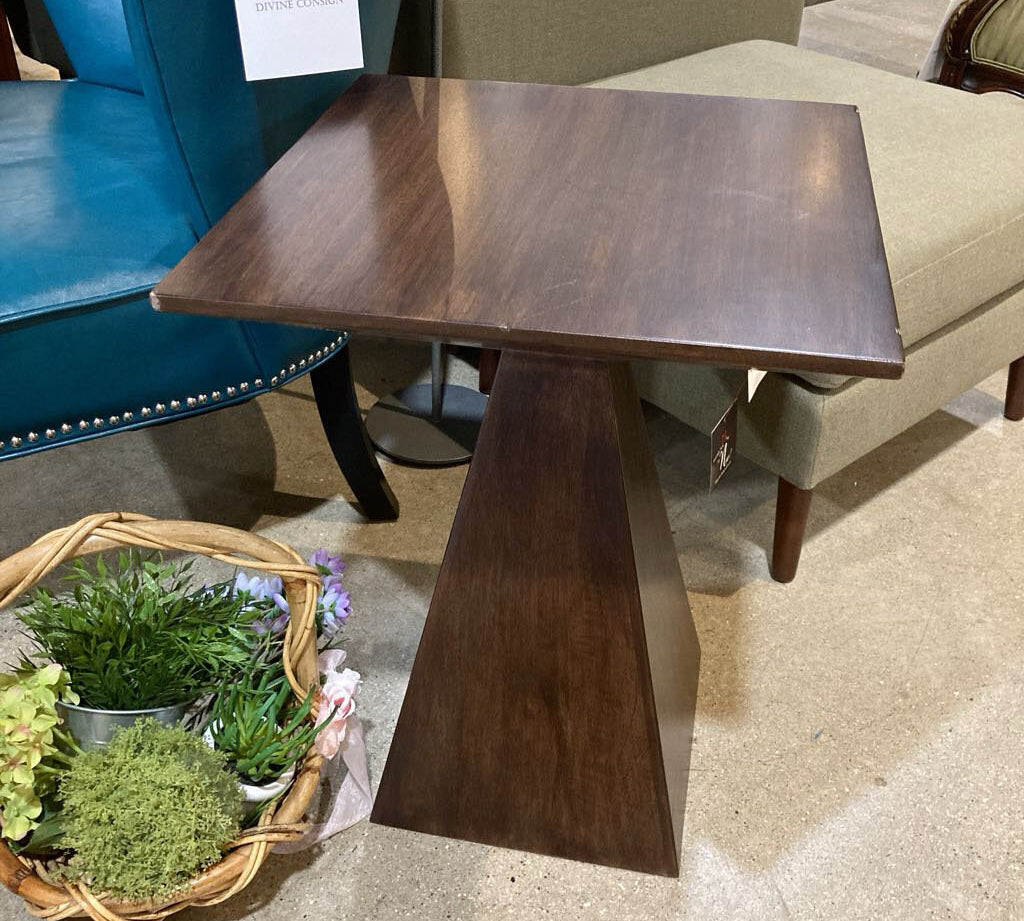 Titus MCM END/SIDE TABLE Dark Brown 18w18d24h