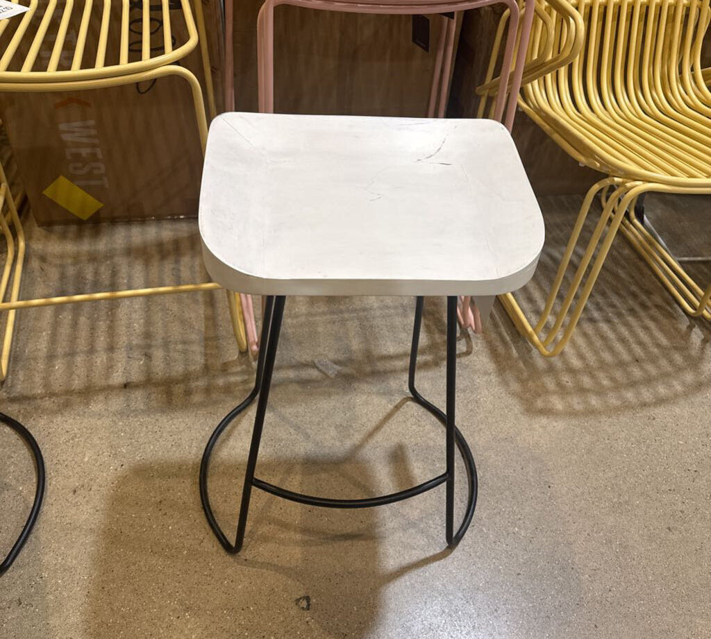 Alton Backless BAR/COUNTER STOOL 16.5w13d26h