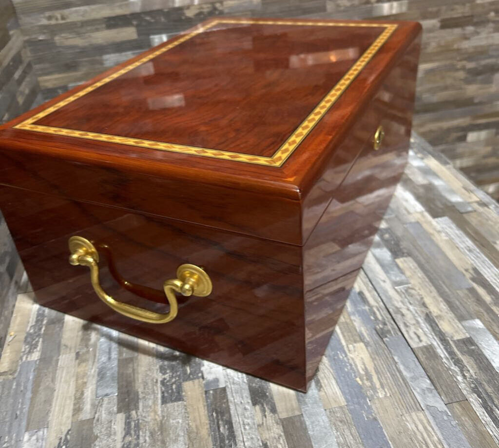 Lacquer Finish Humidor w/ Brass Handles ACCESSORIES 14w10d6h