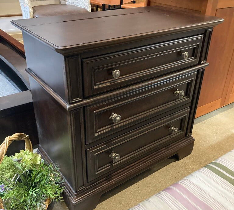 Traditional Wood 3-Drawer w/ Outlet NIGHTSTAND 32w17d31h