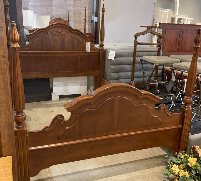 Traditional Solid Wood Four-Poster Queen Bed BEDS 63w88d67h