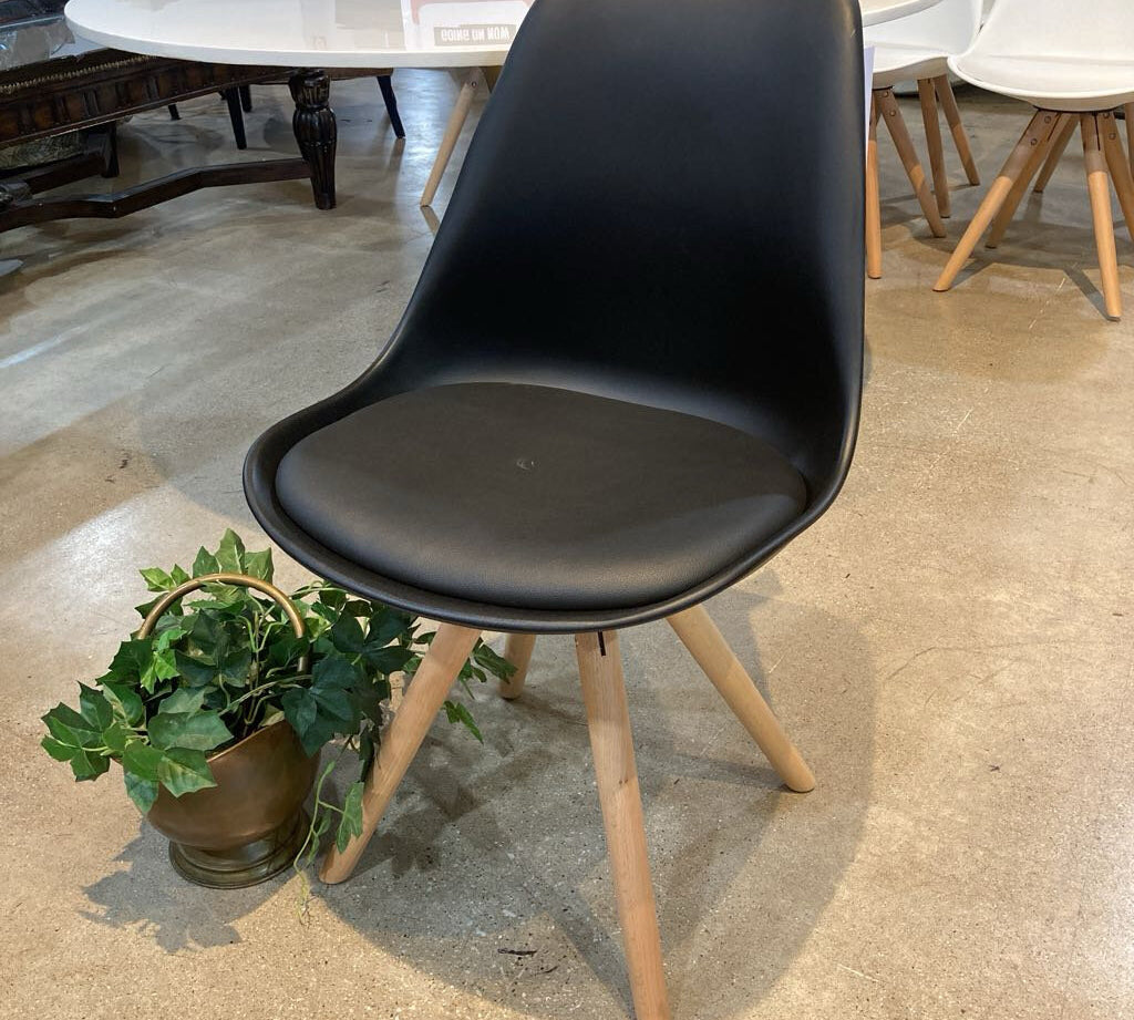 Taka Side Chair DINING CHAIRS Black 19w17d32h